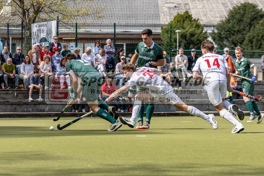 MJ_UHTC-RWK_13.04.2024-15 | Lukas Windfeder (Uhlenhorst Mülheim #6), Henrik Siegburg (Rot-Weiss Köln #25) & Jannik Enaux (Uhlenhorst Mülheim #15), Uhlenhorst Mülheim - Rot-Weiß Köln am 13.4.2024 in der Waldstadion, Mülheim a.d.Ruhr