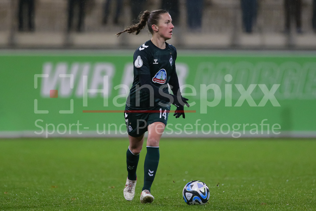 Fussball, DFB-Pokal Frauen, VfL Wolfsburg - SV Werder Bremen | v.li.: Michaela Brandenburg (SV Werder Bremen, 14) am Ball, Freisteller, Einzelbild, Ganzkörper, Aktion, Action, Spielszene, DIE DFB-RICHTLINIEN UNTERSAGEN JEGLICHE NUTZUNG VON FOTOS ALS SEQUENZBILDER UND/ODER VIDEOÄHNLICHE FOTOSTRECKEN. DFB REGULATIONS PROHIBIT ANY USE OF PHOTOGRAPHS AS IMAGE SEQUENCES AND/OR QUASI-VIDEO.