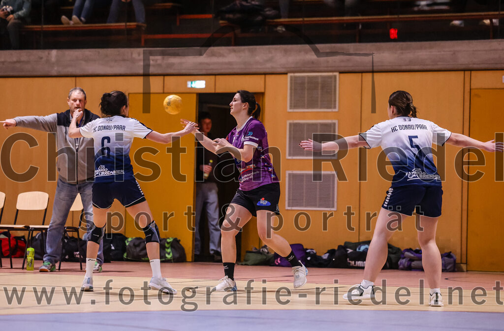 2024-11-24_089_SpVgg_Altenerding_gegen_HC_Donau-Paar_II | Erding, Deutschland, 24.11.2024:Handball, Bezirksoberliga Frauen Altbayern 2024 / 2024, 6. Spieltag, SpVgg Altenerding gegen HC Donau/Paar II, Endergebnis: 24:24Svenja Sandgruber (HC Donau/Paar, #6), Janina Konrad (SpVgg Altenerding, #2), Patricia Ceka (HC Donau/Paar, #5)Foto: Christian Riedel / fotografie-riedel.net