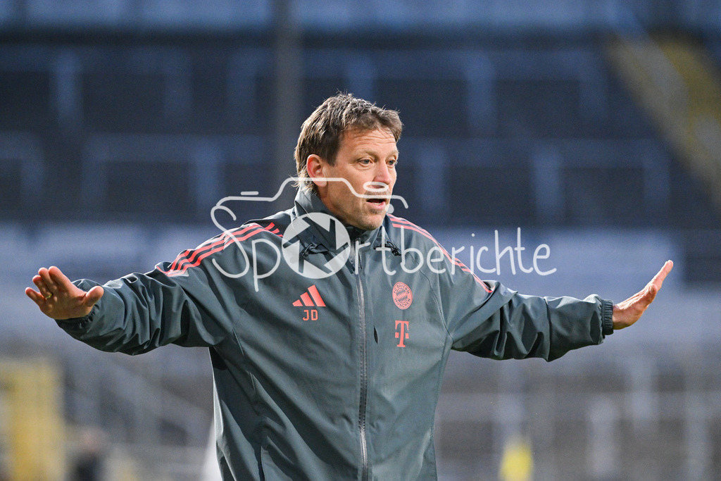 FC Bayern Amateure - SpVgg Ansbach | MUNICH, GERMANY - 17. APRIL: im Bild Holger SEITZ Cheftrainer FC Bayern München II / Einzelfoto / Freisteller während dem Match zwischen den Amateuren des FC Bayern München und der SpVgg Ansbach am 29. Spieltag der Regionalliga Bayern im Grünwalder Stadion