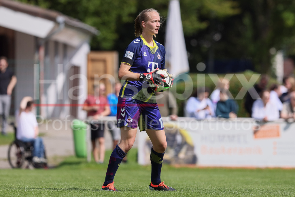 Fussball, Testspiel Frauen, SV Werder Bremen - 1. FC Köln | v.li.: Paula Hoppe (Torhüterin, Torwart, 1. FC Köln, 12) am Ball, Freisteller, Einzelbild, Ganzkörper, Aktion, Action, Spielszene