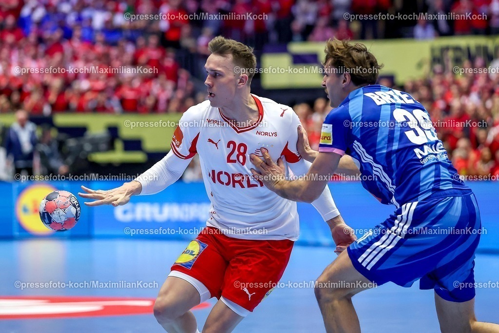 EHF22012603040 | 22.01.2026, Handball, Men's EHF EURO 2026, Frankreich - Dänemark, Jyske Bank Boxen in Herning, Dänemark, Main Round:  Lasse Bredekjaer Andersson (Denmark #28) im Zweikampf gegen   Thibaud Briet (France #39) 
