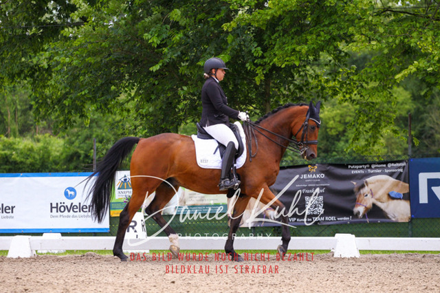 DKP41096 | Turnierfotos kaufen im Webshop von Daniel Kuhl Photography – entdecke professionelle Reitsportfotos aus Turnieren & Events. Hochwertige Turnierbilder online bestellen & sichern. Jetzt Fotos von Reitsportturnieren kaufen!