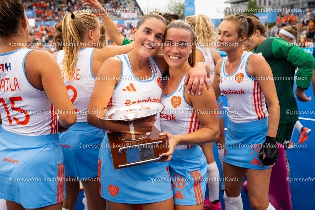 xydrx17082509029 | 17.08.2025, xydrx, Frauen EuroHockey Championship 2025, Finale, Niederlande - Deutschland, Sparkassenpark Mönchengladbach: Pien Sanders (NED #11) und Joosje Burg (NED #16) jubeln, freuen sich mit dem Pokal über den Sieg im Finale,