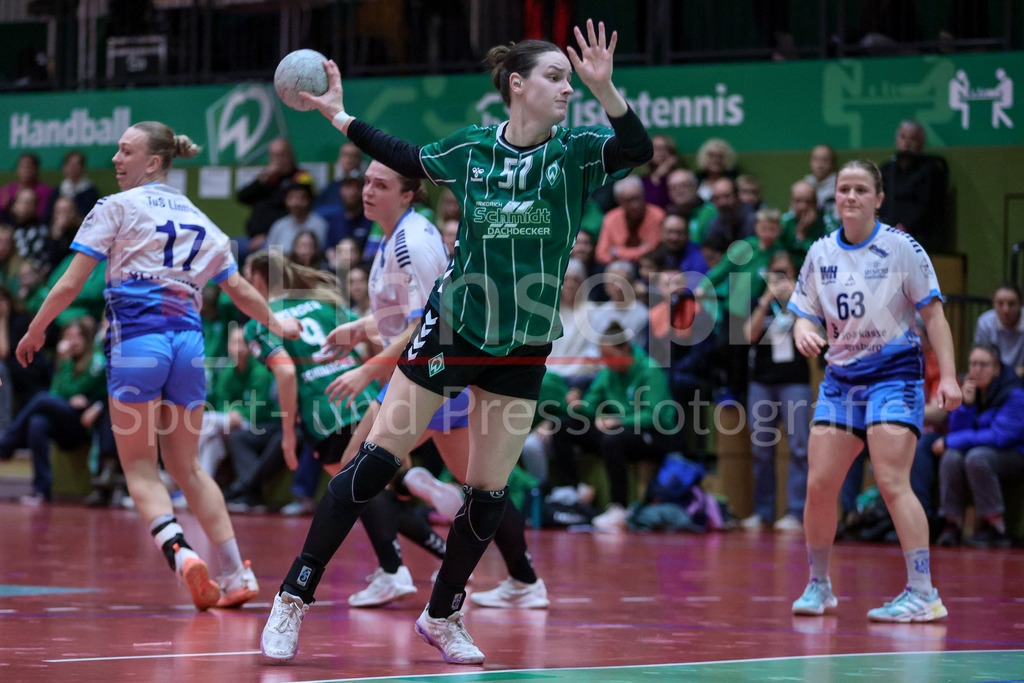 Handball, 2. Bundesliga Frauen, SV Werder Bremen - TuS Lintfort | Alina Defayay (SV Werder Bremen, 57) beim Wurf, am Ball, Spielszene, Aktion, Action