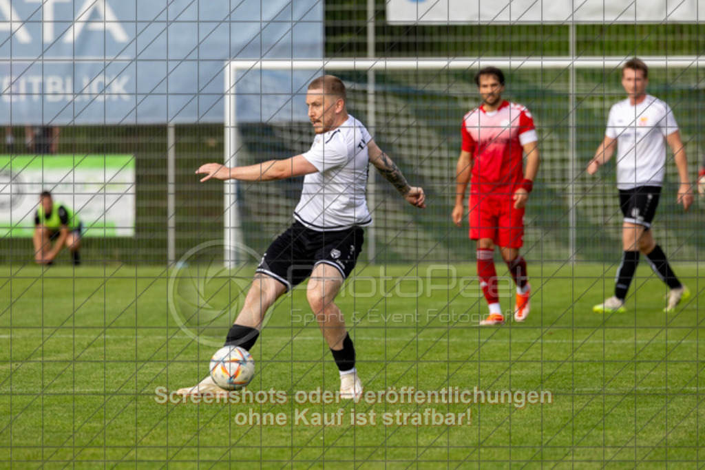 20250616_194048_0529 | #,  TV Eybach (weiß) vs. 1.FC Donzdorf II (rot), Fussball, Entscheidungsspiel 3 in Kreisliga A3 - Bezirk Neckar/Fils, Saison 2024/2025, Rasensportplatz, Staufenecker Str. 41, 73084 Salach, 16.06.2025 - 18:30 Uhr,Foto: PhotoPeet-Sportfotografie/Peter Harich