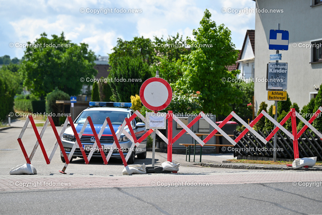 Pressekonferenz Ansfelden_ Gasexplosion_ 28.06.2023-38 | 28.06.2023 Pressekonferenz, Ansfelden Gasexplosion, im Bild Polizeiabsperrung zur Zufahrt zum Ungluecksort, Platzverbot, Platzsperre
