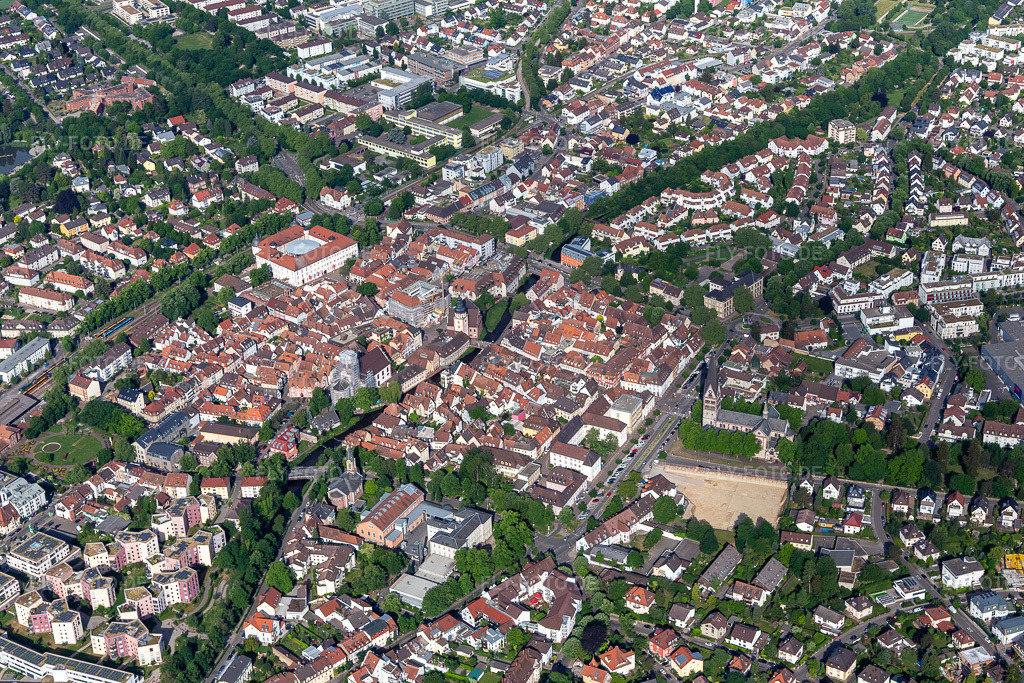 Luftbild:  in Ettlingen im Bundesland Baden-Württemberg in Deutschland. Foto: IMG_131621.jpg vom 22.05.2022 durch Werner Riehm/FLY-FOTO.deEttlingen