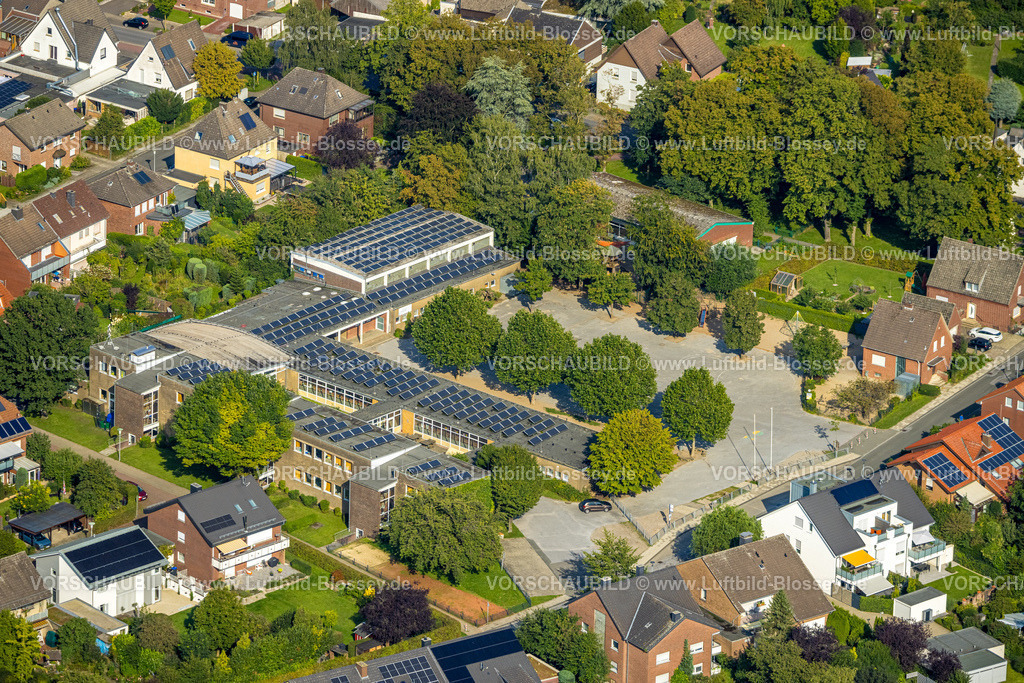 Beckum230804524 | Luftbild, Martinschule mit Solardach, Beckum, Münsterland, Nordrhein-Westfalen, Deutschland