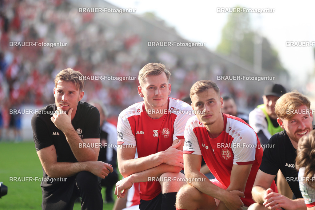 Rot-Weiss Essen - Hansa Rostock | Essen, Deutschland, 20.09.2025Malte Brüning  (Rot-Weiss Essen), Felix Wienand  (Rot-Weiss Essen) und Marvin Obuz  (Rot-Weiss Essen) schauenwährend des 3.Liga Spiels zwischen  Rot-Weiss Essen und Hansa Rostock am 20.09.2025 im Stadion an der Hafenstraße in Essen. (Foto von Timo Bluhmki-Schmidt/Brauer Fotoagentur