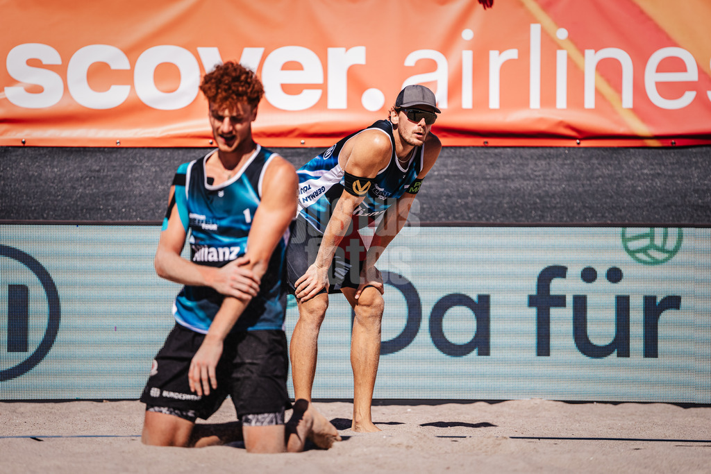 Beachvolleyball | Männer | Allianz German Beach Tour 2024 | Tourstop Kühlungsborn | 11.08.2024 | hinten Paul Henning, vorne Max Just enttäuscht