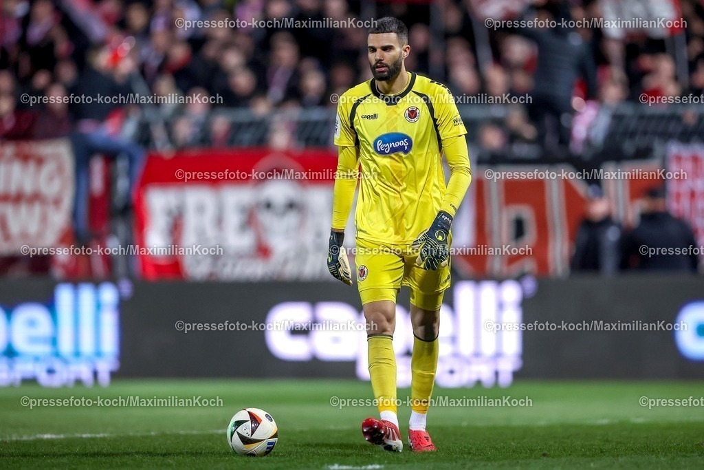 Koe12032501041 | 12.03.2025, Fußball, FC Viktoria Köln – Rot-Weiss Essen, 3.Liga, Sportpark Höhenberg, Saison 2024 2025: Torwart Dudu Eduardo dos Santos Haesler (Viktoria Köln #1)DFB regulations prohibit any use of photographs as image sequences and or quasi-video.