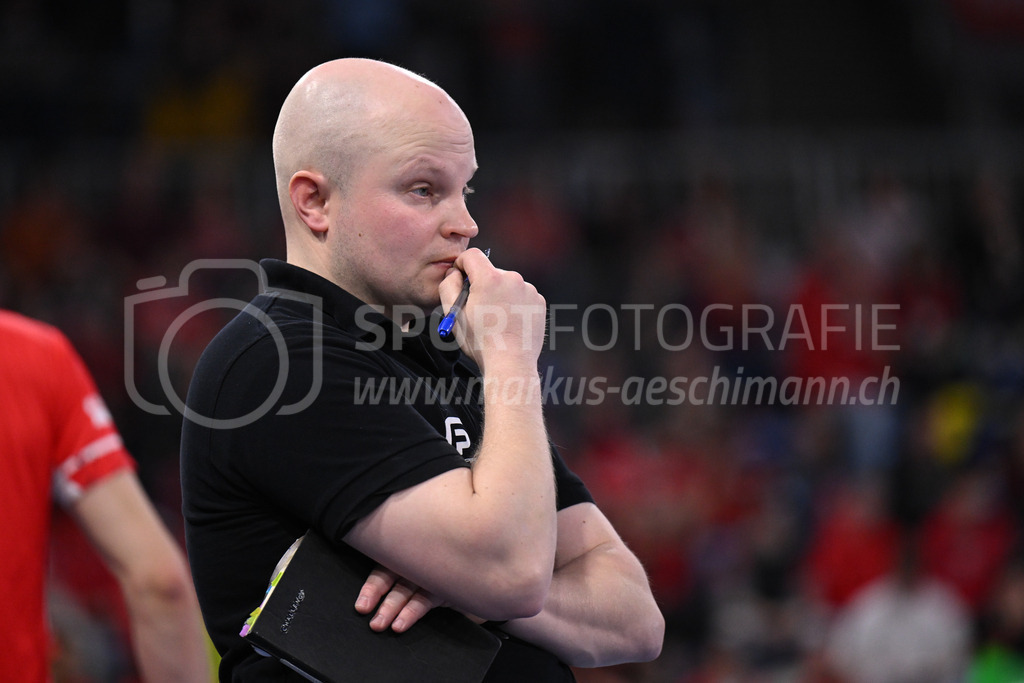 SV Wiler-Ersigen vs Floorball Köniz - 15. April 2023 | SV Wiler-Ersigen vs Floorball Köniz
Stimo Arena, Kloten
Headcoach Jyri Korsman (Floorball Koeniz).
Bild: Sportfotografie Markus Aeschimann | www.markus-aeschimann.ch - Realisiert mit Pictrs.com