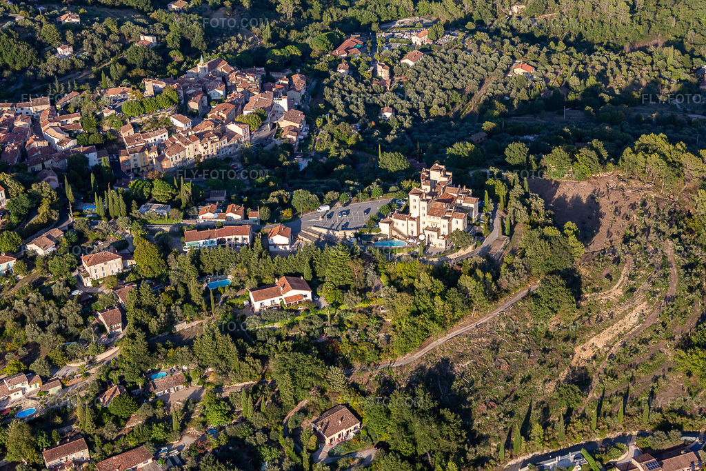 Aerial view: Chateau du Puy in Tourrettes in the state Var, France.Photo: IMG_129435.jpg taken on 09/18/2021 by Werner Riehm/FLY-FOTO.comResolution of the original: 5472 x 3648 px