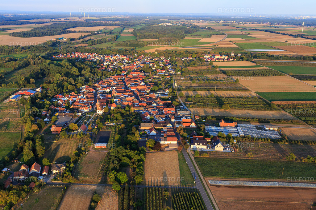 Luftbild: Dorfansicht aus Westen in Winden im Bundesland Rheinland-Pfalz in Deutschland. Foto: IMG_111875.jpg vom 16.09.2018 durch Werner Riehm/FLY-FOTO.de