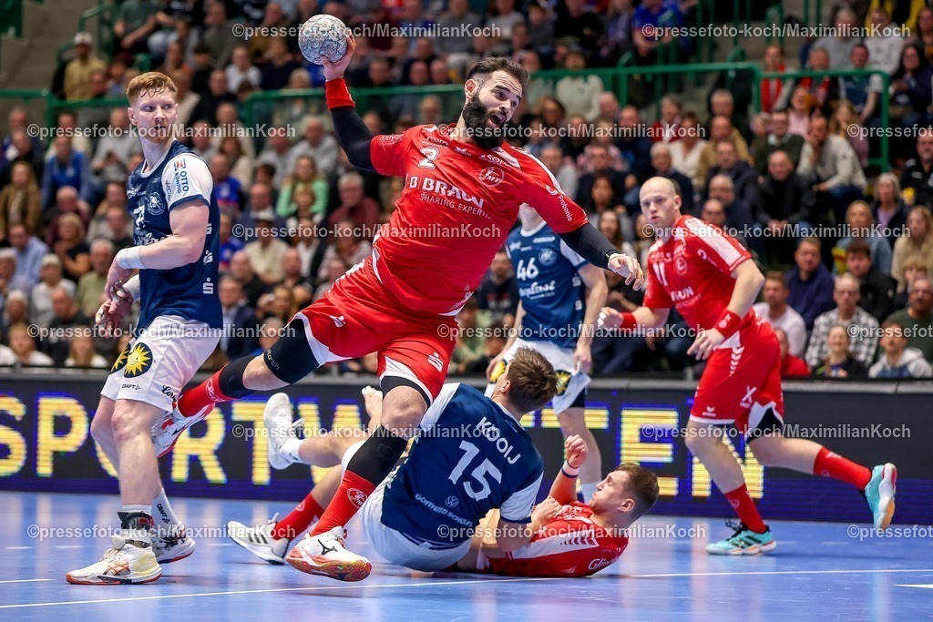 BHC18122501080 | 18.12.2025, Handball, Viertelfinale DHB-Pokal, Bergischer HC - MT Melsungen, Unihalle Wuppertal: Ruben Marchan (Melsungen #02) beim Wurf auf das Tor 