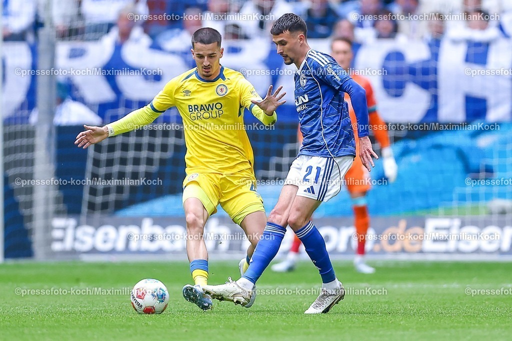 S0417052601008 | 17.05.2026, Fußball, FC Schalke 04 - Eintracht Braunschweig, 34. Spieltag, 2. Fußball Bundesliga, Veltins-Arena Gelsenkirchen, Saison 2025 2026: Andi Hoti (Braunschweig #04) im Zweikampf gegen  Dejan Ljubicic&nbsp;(Schalke04 #21)   im Zweikampf gegen DFB regulations prohibit any use of photographs as image sequences and or quasi-video.