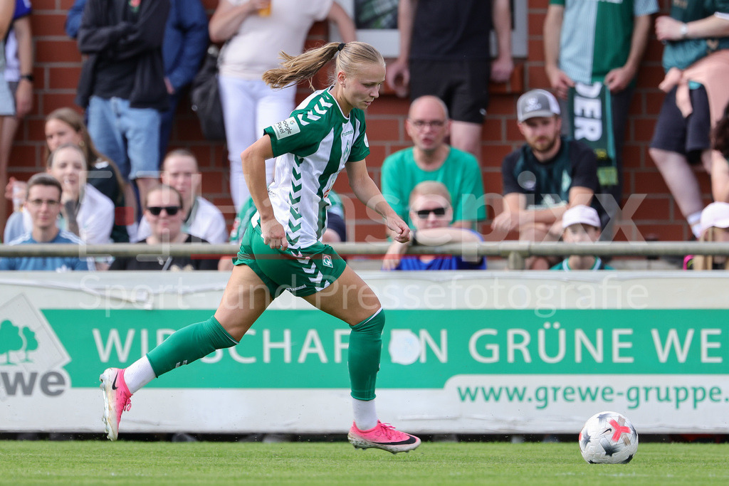 Fussball, Testspiel Frauen, SV Werder Bremen - Hamburger SV | Isabella Jaron (SV Werder Bremen, 11) am Ball, Freisteller, Einzelbild, Ganzkörper, Aktion, Action, Spielszene