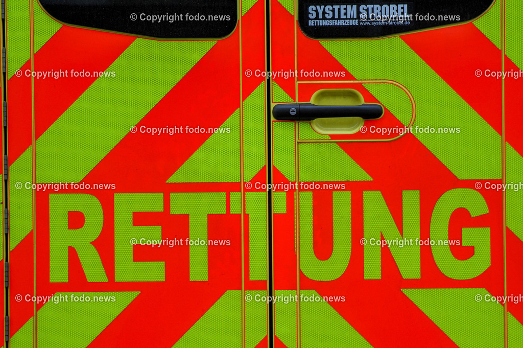 Deutschland_ Baden-Wuerttemberg_ Karlsruhe_ 30.12.2024-2 | 30.12.2024, Deutschland, GER, Baden-Wuerttemberg, Karlsruhe im Bild Rettung, Notdienst, Arzt, Sanitaeter, Schriftzug, Erste Hilfe, Transport, Notruf, Einsatz, Fahrzeug