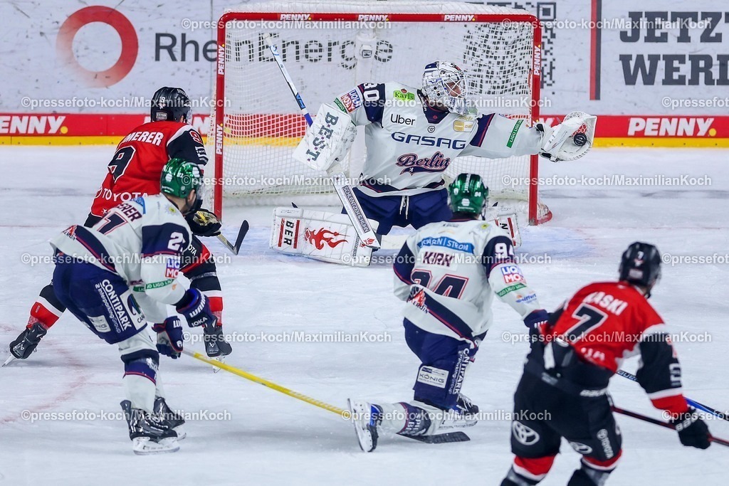 KEC15042601085 | 15.04.2026, Eishockey, DEL Halbfinale Play-Offs, Kölner Haie - Eisbären Berlin, Spiel 4, Lanxess-Arena Köln: Goalie Jake Hildebrand (Eisbären Berlin #30) verteidigt das Tor gegen Maximilian Kammerer (Kölner Haie #09) und Oliwer Kaski (Kölner Haie #07) 