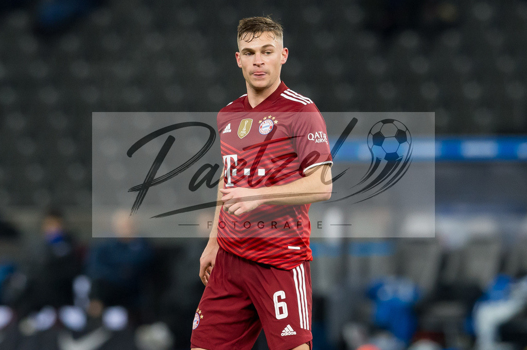 BSCFCB20220123_345 | Fussball, Herren: Joshua Kimmich (FC Bayern Muenchen) schaut bei dem Spiel der 1. Bundesliga zwischen Hertha BSC und FC Bayern Muenchen im Olypiastadion am 23.01.2022 in Berlin, Deutschland.DFB / DFL REGULATIONS PROHIBIT ANY USE OF PHOTOGRAPHS AS IMAGE SEQUENCES AND/OR QUASI-VIDEO. - Realisiert mit Pictrs.com