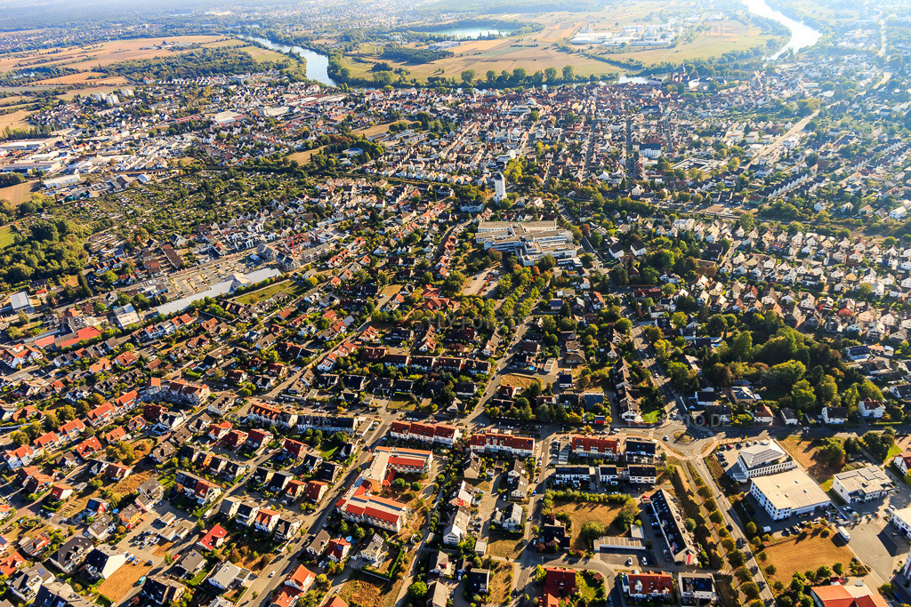 Luftbild: Stadtansicht aus Westen in Seligenstadt im Bundesland Hessen in Deutschland. Foto: IMG_111011.jpg vom 08.09.2018 durch Werner Riehm/FLY-FOTO.de