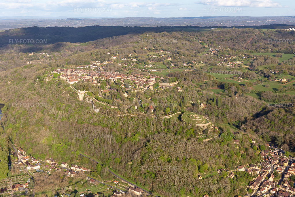 Aerial view: Citadel in Domme in the state Dordogne, France. – Photo: IMG_113553.jpg taken on 04/16/2019 by Werner Riehm/FLY-FOTO.com – Resolution of the original: 5472 x 3648 px