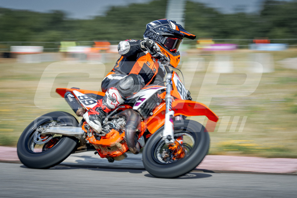 SuperMoto_Staatsmeisterschaft_Fuglau-458 | GRIPcapture steht für authentische Sportfotografie in Österreich – für Momente, die mehr sind als Geschwindigkeit oder Ergebnis. Es geht um Emotion, Spannung, Fokus und den Augenblick, der oft nur einen Wimpernschlag dauert.Ob Motorsport, Teamsport oder 