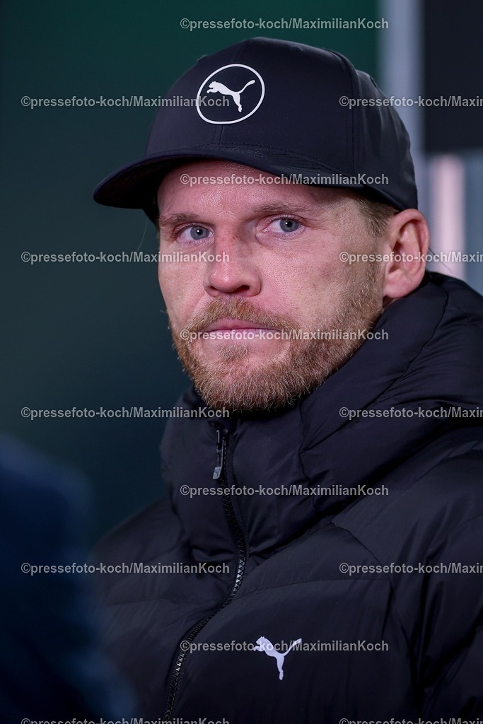 BMG13122502247 | 13.12.2025, Fußball, Borussia Mönchengladbach - VfL Wolfsburg, 1. Fußball Bundesliga, 14.Spieltag, Borussia-Park, Saison 2025 2026: Cheftrainer Eugen Polanski (Borussia Mönchengladbach) Enttäuscht   DFB regulations prohibit any use of photographs as image sequences and or quasi-video.