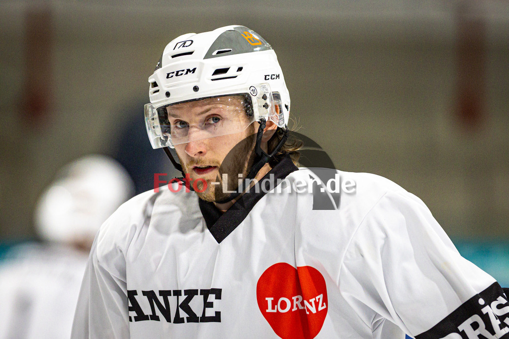 SC Forst NATURE BOYS gegen ESC Hassfurt HAWKS | Eishockey Landesliga Herren Playoffs 2024/25 - Spiel 2 von 4, SC Forst NATURE BOYS gegen ESC Hassfurt HAWKS, 20250222,Maximilian ROHRBACH (Nature Boyz 9) Portrait, Freisteller,2025-02-22 in Peißenberg (Eisstadion Peißenberg)Maximilian ROHRBACH (Nature Boyz 9)Copyright: WolfgangxLindner foto-lindner.de