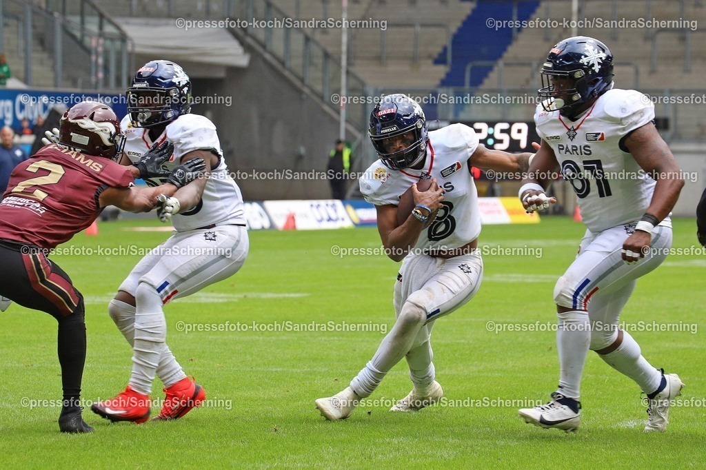 xSSC08062501058 | 08.06.2025, xsscx, American Footballl, Rhein Fire - Paris Musketeers, EFL, Schauinsland-Reisen-Arena, Saison 2025: Quarterback Jaylon Henderson (8) von Paris Musketeers findet keinen Mitspieler und läuft selber