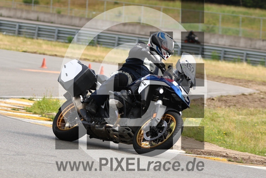 0352-PXR55928 | Schöne Erinnerungen an spannende Momente - das festzuhalten ist unser Job. PIXELrace.de ist seit 2003 auf den Rennstrecken Europas unterwegs um die Action draußen beim Fahren und die wunderbare Stimmung imm Fahrerlager für euch einzufangen.