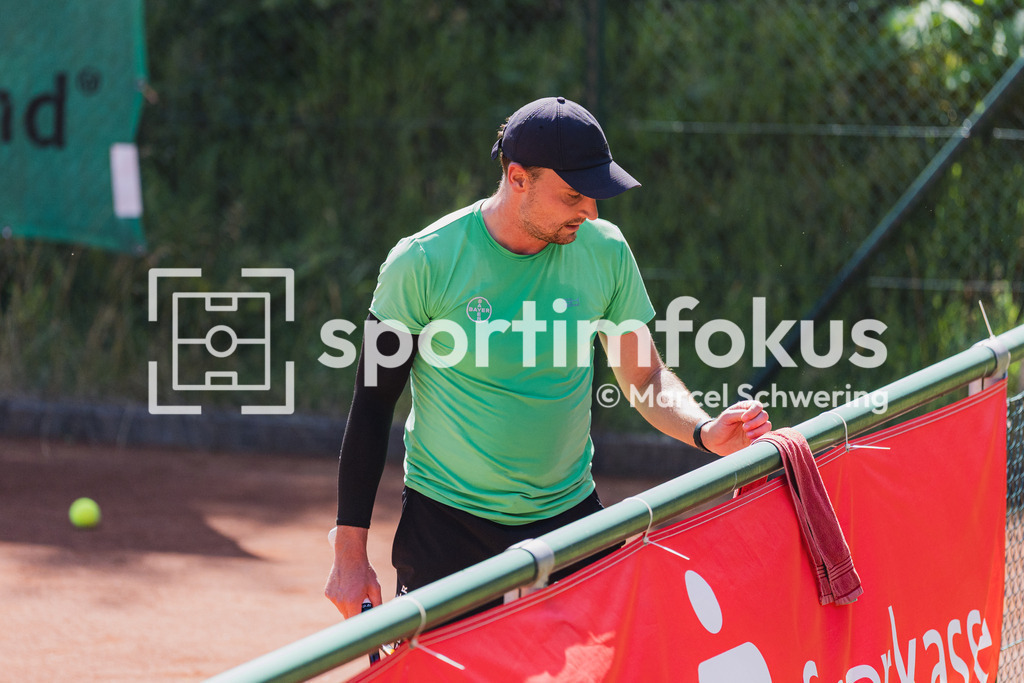 Wuppertaler Tennis-Stadtmeisterschaften | Jan Henri Augustat (Bayer Wuppertal) in einer Spielpause. Herren-Finale der Wuppertaler Tennis-Stadtmeisterschaften, Wuppertal, 09.08.2026. - Realisiert mit Pictrs.com