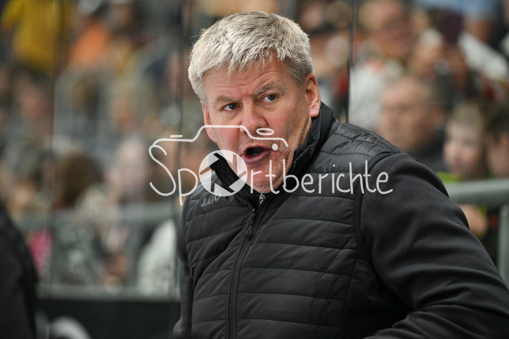 Augsburger Panther - Moser Medical Graz99ers | im Bild Bill PETERS Trainer Augsburger Panther / Einzelfoto / Freisteller / Testspiel: Augsburger Panther - Moser Medical Graz99ers; Curt Frenzel Stadion am 31.08.2025