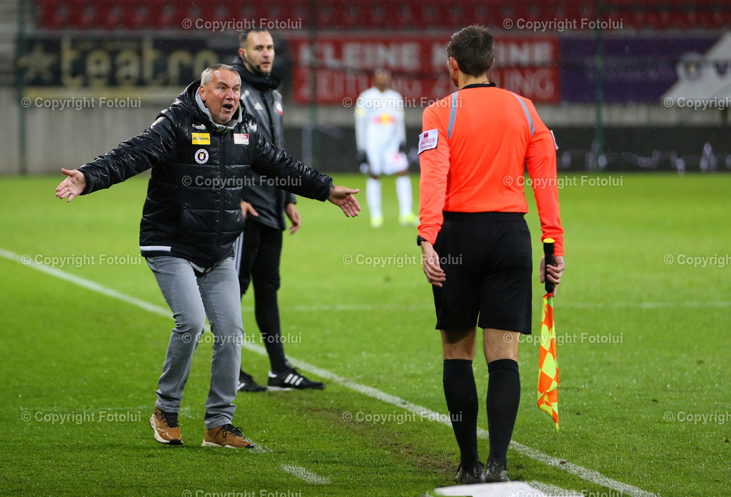 A_LUI_24042024_07 | SPORT,FUSSBALL.ADMIRAL BUNDESLIGA  AUSTRIA KLAGENFURT-RED BULL SALZBURG 24.04.2024 IM BILD:TRAINER PETER PACULT  (KLAGENFURT)  FOTO.FOTOLUI/MW