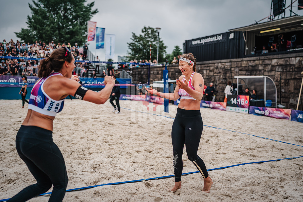 Beachvolleyball | Frauen | German Beach Tour 2024 | Tourstop Düsseldorf | 19.05.2024 | Isabel Schneider (rechts) kann es nicht fassen, sie gewinnt mit Kira Walkenhorst (links) das Spiel