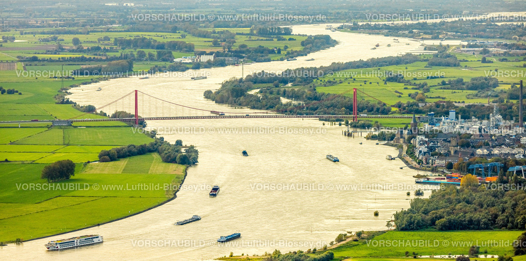 Emmerich241010426 | Luftbild, Ausflugsschiff A-Rosa Sena Fluss-Kreuzfahrtschiff, E-Motion Ship mit Sonnendeck und Pool und Schifffahrt, geschwungener  Fluss Rhein mit Rheinbrücke Emmerich, Hurendeich, Kleve, Niederrhein, Nordrhein-Westfalen, Deutschland