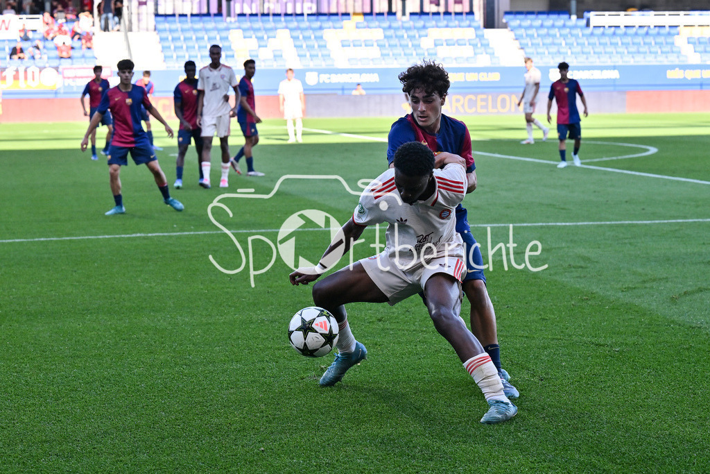FC Barcelona U19 - FC Bayern München U19 | im Duell Michael SCOTT (FCB #11) und Jan VIRGILI (FC Barcelona U19 #7) / Zweikampf / UEFA Youth League: FC Barcelona U19 - FC Bayern München U19, Estadi Johan Cruyff am am 23.10.2024