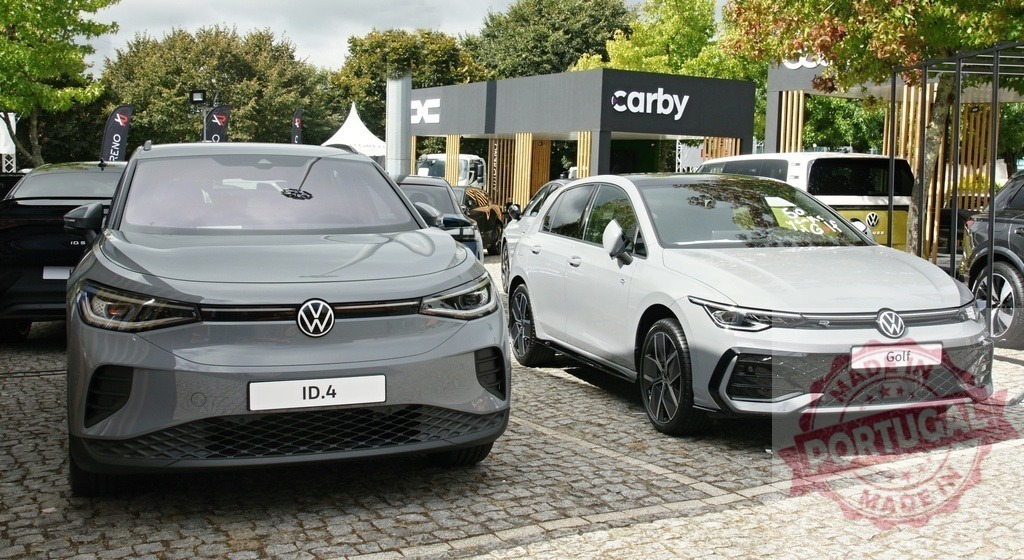 Volkswagen ID.4 and Golf models at car show | Volkswagen ID.4 electric SUV and Golf hatchback displayed outdoors at an automobile event - Realisiert mit Pictrs.com