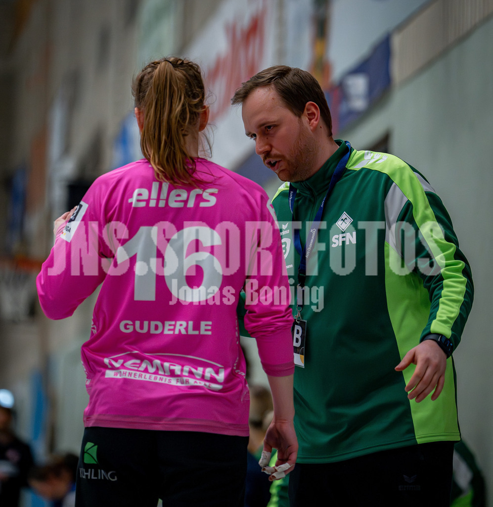 Handball I Frauen I Saison 2025-2026 I 3. Liga Staffel Nord I 10. Spieltag I SC SFN Vechta - HSG Blomberg-Lippe II I 0500 | Madita Guderle (16, SC SFN Vechta) bekommt Tipps von Simon Schreiner (SC SFN Vechta) - Realisiert mit Pictrs.com