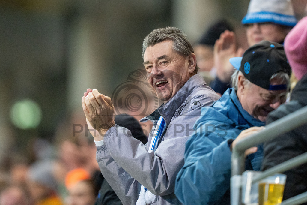SV Stuttgarter Kickers vs. SGV Freiberg, Fussball, WFV-Pokal, Viertelfinale, 17.03.2026 | Fans der SV Stuttgarter Kickers jubeln nach dem Ausgleich zum 1:1,SV Stuttgarter Kickers vs. SGV Freiberg, Fussball, WFV-Pokal, Viertelfinale, 17.03.2026Foto: photosbyphips/Philip Ziegler