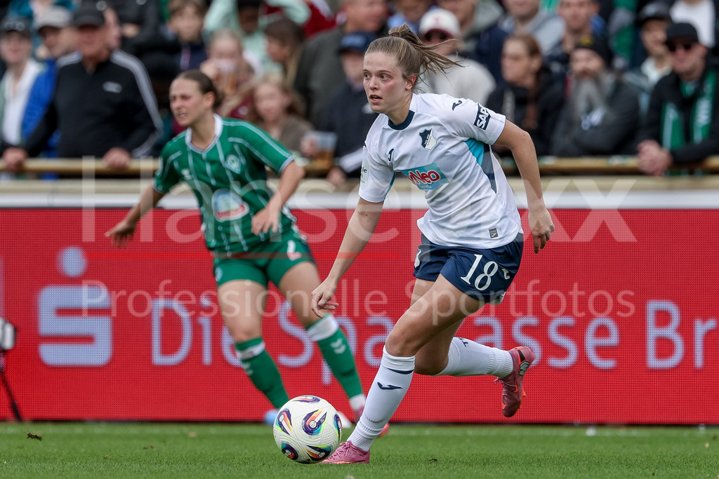 Fussball, Google Pixel Frauen-Bundesliga, SV Werder Bremen - TSG 1899 Hoffenheim | Valesca Ampoorter (TSG 1899 Hoffenheim, 18) am Ball, Einzelbild, Ganzkörper, Aktion, Action, Spielszene, DIE DFB-RICHTLINIEN UNTERSAGEN JEGLICHE NUTZUNG VON FOTOS ALS SEQUENZBILDER UND/ODER VIDEOÄHNLICHE FOTOSTRECKEN. DFB REGULATIONS PROHIBIT ANY USE OF PHOTOGRAPHS AS IMAGE SEQUENCES AND/OR QUASI-VIDEO.