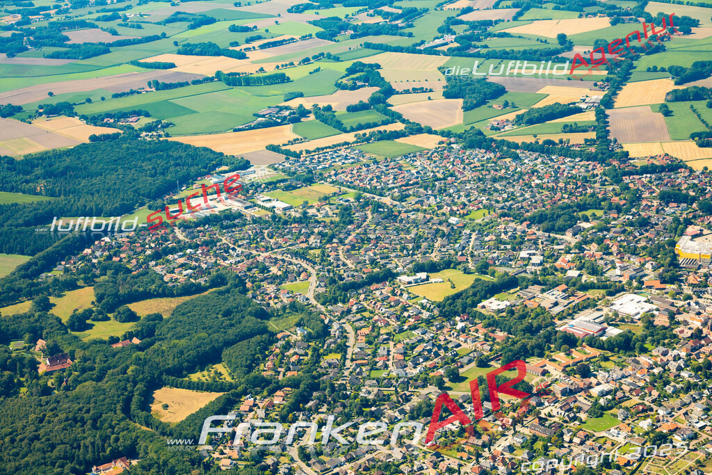 Aktuelles Luftbild von  Dinklage - Die Luftaufnahme wurde 2022 mittels UL-Flugzeug erstellt ( keine Drohne ) - hochauflösende Kamera-Systeme von  Canon -Beste Qualität - Für grossformatige Ausdrucke geeignet. Die Geschenkidee !