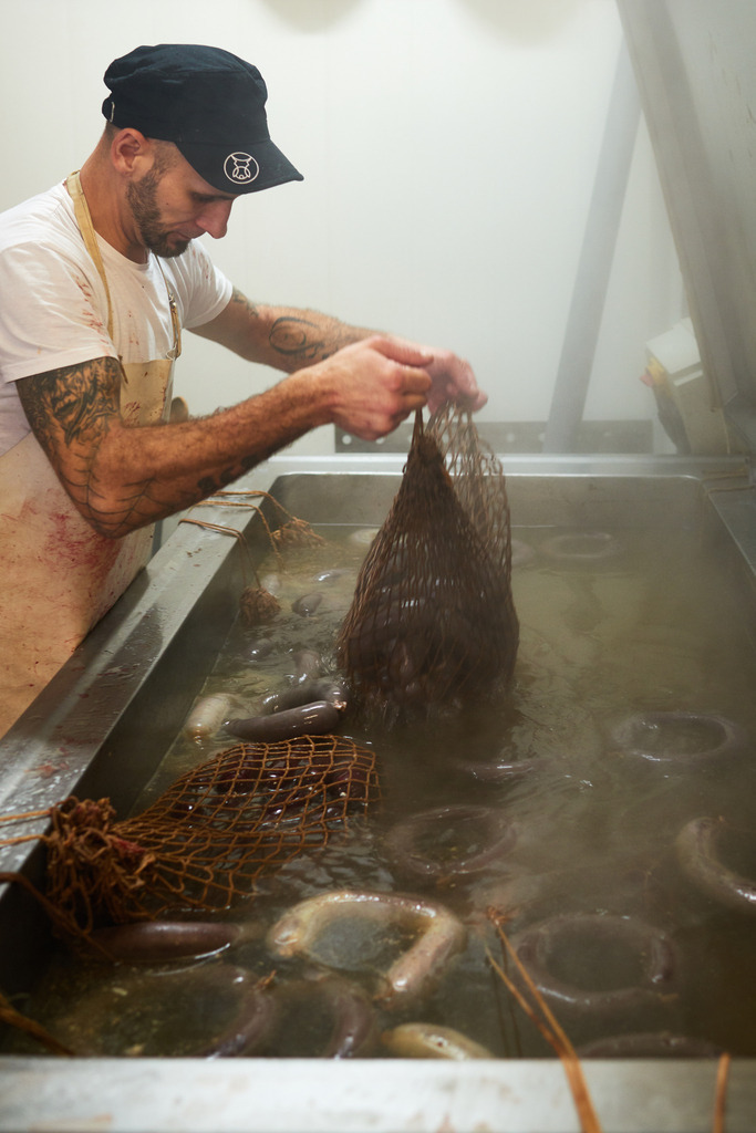 Fleischerei Dormayer | Langenzersdorf, Austria - February 12, 2019: Fleischerei Dormayer - Blutwurst Herstellung; Blutwürste werden in der Suppe fertig gekocht. - Realisiert mit Pictrs.com