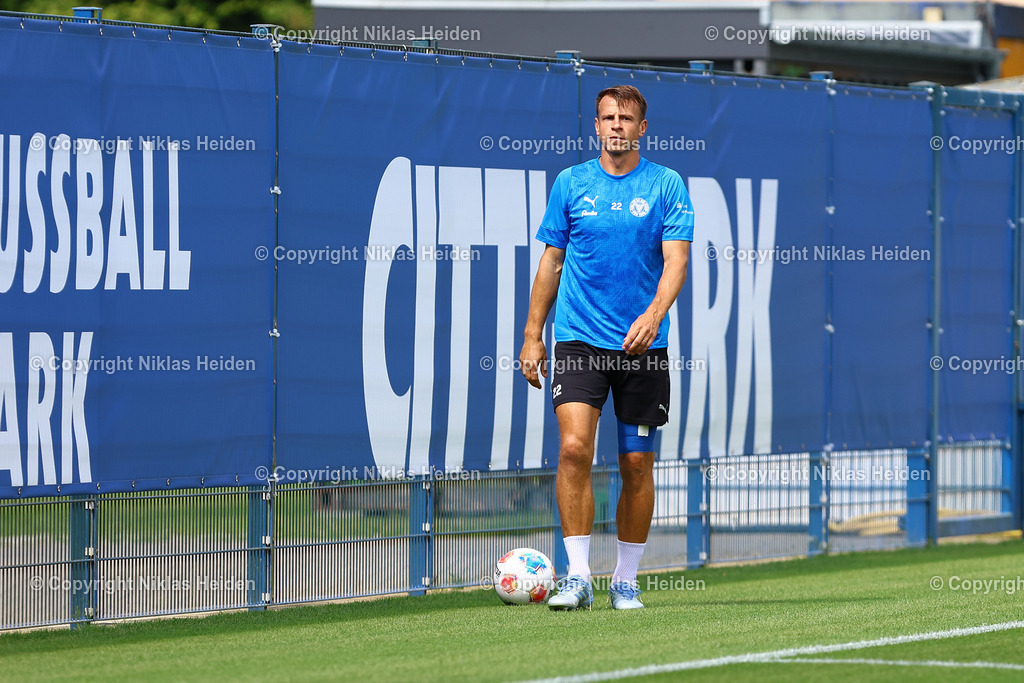NH_HolsteinKiel_Training_29072025 | #22 Stefan Schwab (Holstein Kiel) musste das Training mindestens stark angeschlagen, eher verletzt und bandagiert abbrechen.Fußball I Herren I Training I Saison 2025-2026 I Holstein Kiel I 29.07.2025 I Citti-Fußballpark