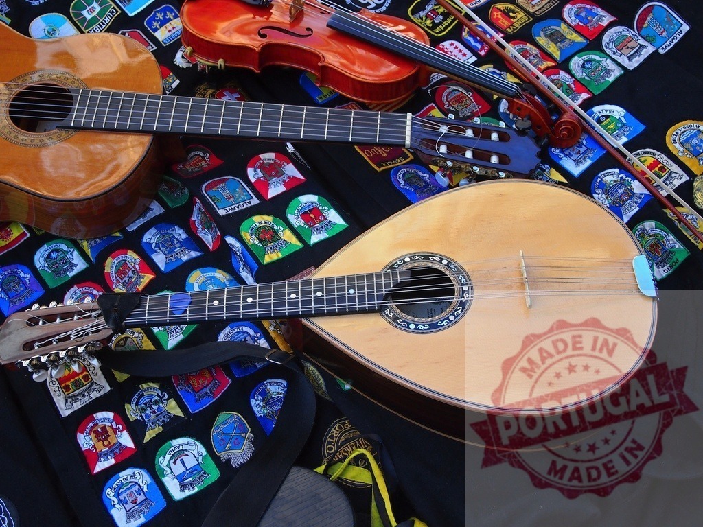 Portuguese Fado music instruments on embroidered patches | String instruments for Portuguese Fado music resting on embroidered regional patches - Realisiert mit Pictrs.com