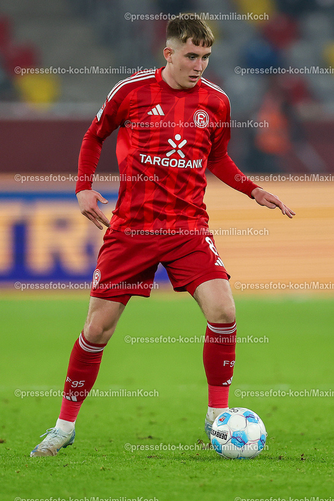 Due0911240109602155 | 09.11.2024, Fußball, Fortuna Düsseldorf - SC Paderborn 07, 2. Bundesliga, Merkur Spiel-Arena, Saison 2024 2025: Isak Johannesson (Fortuna Düsseldorf #8) DFB regulations prohibit any use of photographs as image sequences and or quasi-video.
