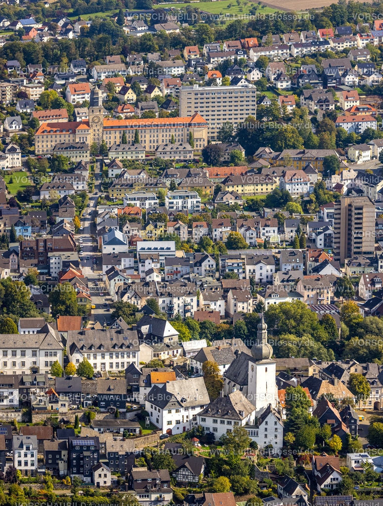 Arnsberg220903423 | Luftbild, Glockenturm und kath. Stadtkapelle St. Georg, Altstadt, im Hintergrund mit rotem Dach die Bezirksregierung Arnsberg, Altstadt, Arnsberg, Sauerland, Nordrhein-Westfalen, Deutschland