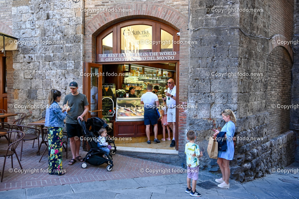Italien_ Toskana_ San Gimignano_ 31.05.2024-200 | 31.05.2024, Italien, ITA, Toskana, San Gimignano im Bild Stadtansichten Gebäude, Architektur, Touristen, Historisch, Souvenir, Ansichten der berühmten Stadt San Gimignano in der Toskana-Italien - View of the famous town San Gimignano in Tuscany-ItalySan Gimignano ist eine italienische Kleinstadt in der Toskana mit einem mittelalterlichen Stadtkern. San Gimignano wird auch die Stadt der Türme genannt. Die Stadt liegt in der Provinz Siena. Sie gehört neben Florenz, Siena und Pisa zu den von Touristen meist besuchten Zielen in der Toskana.