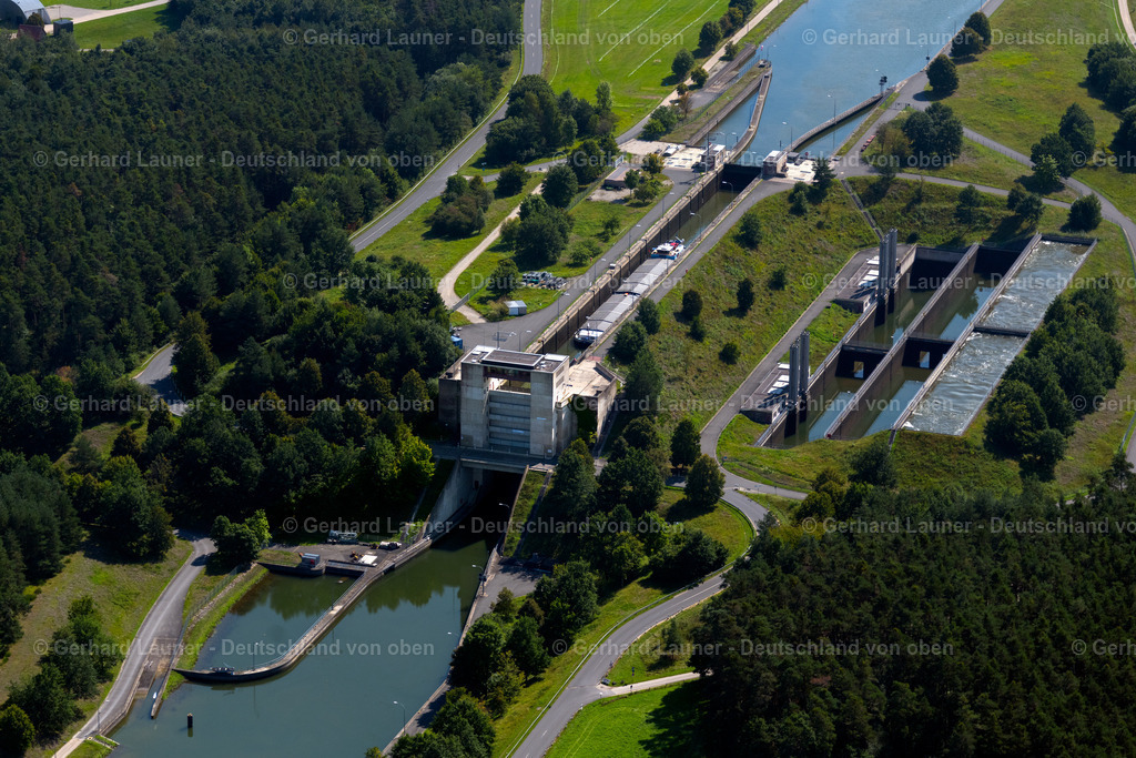 4050733 | MüHLHAUSEN 02.09.2021 Schleusenanlagen am Ufer der Wasserstraße der Donau im Ortsteil Bachhausen in Mühlhausen im Bundesland Bayern, Deutschland. Weiterführende Informationen bei: Wasserstraßen- und Schifffahrtsamt Donau MDK. // Locks - plants on the banks of the waterway of the of the river Danube in the district Bachhausen in Muehlhausen in the state Bavaria, Germany. Further information at: Wasserstrassen- und Schifffahrtsamt Donau MDK. Foto: Gerhard Launer